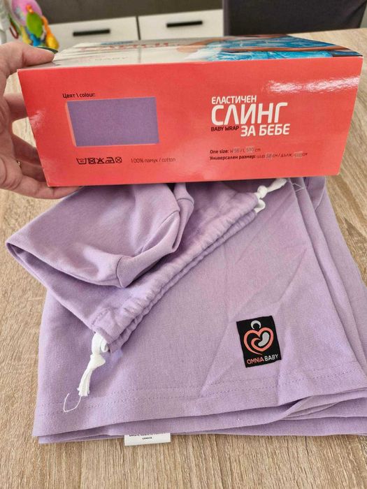 Помпа за кърма и слинг за бебе носене.