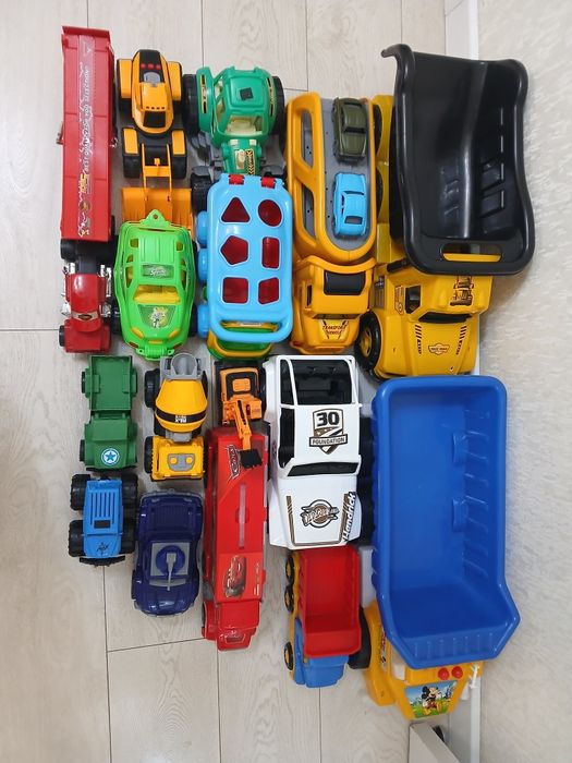 Продам игрушки машинки разные
