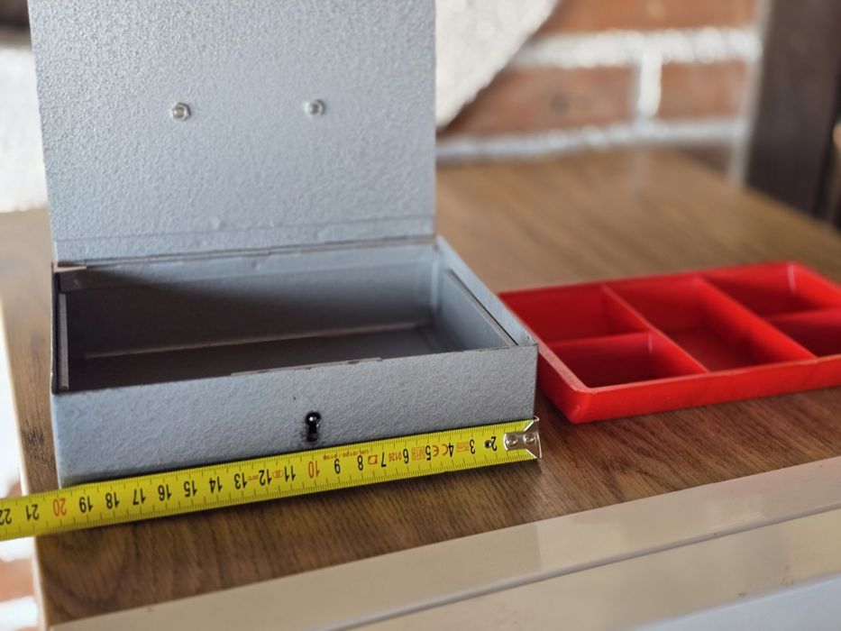 Метална кутия за пари и бижута