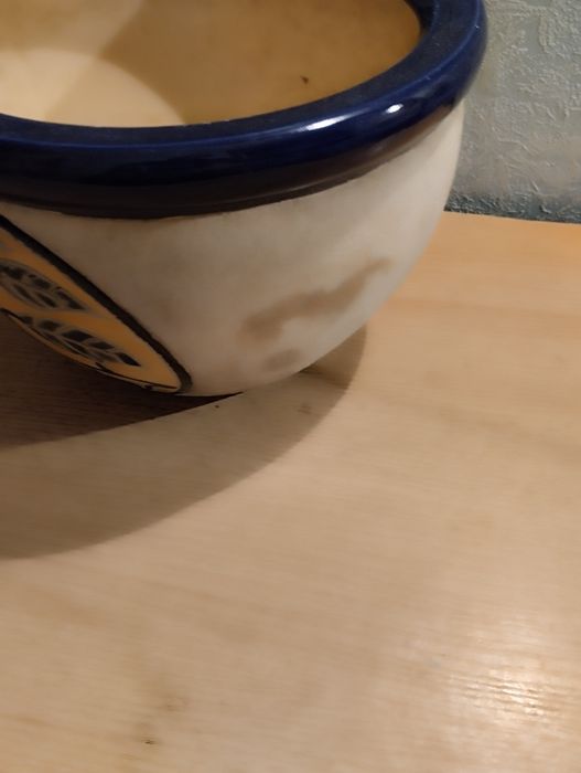 Керамичесуий цветочный горшок.