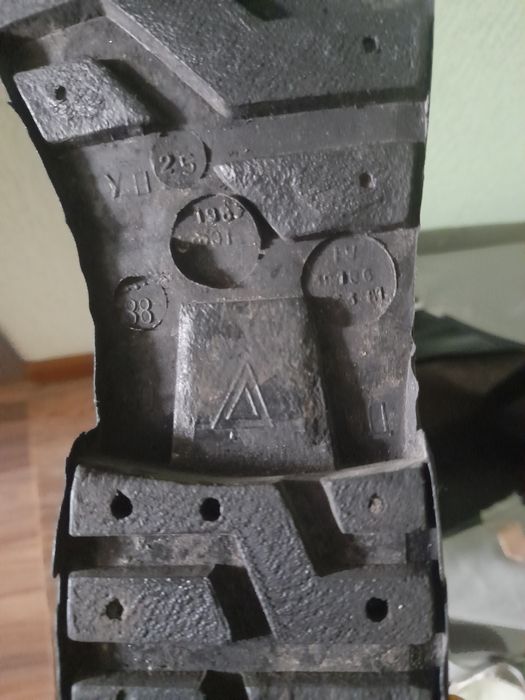 Резиновые сапоги,слева чёрные проданы.