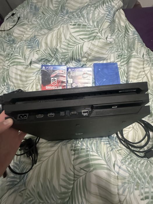 Vand ps4 pro cu jocuri si 2manete