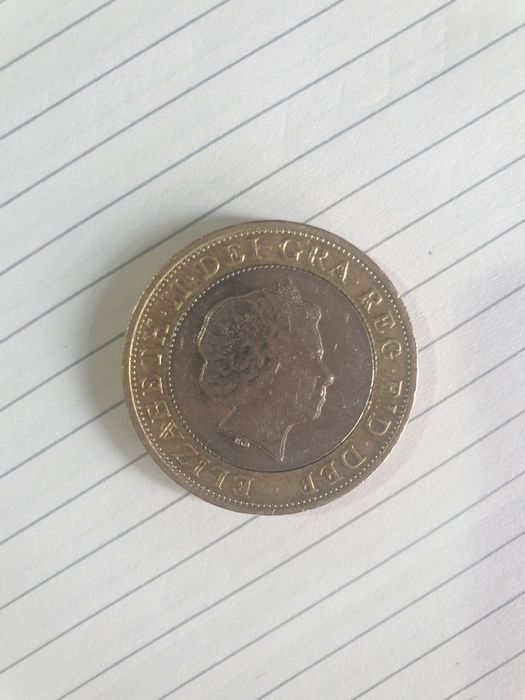 Монети от 2 паунда стерлинги и монета от  2 пенса