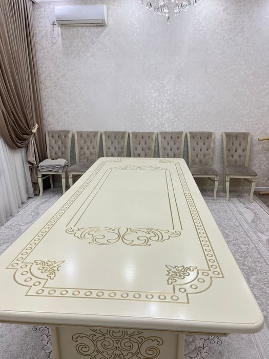 Стол с 14 стулями