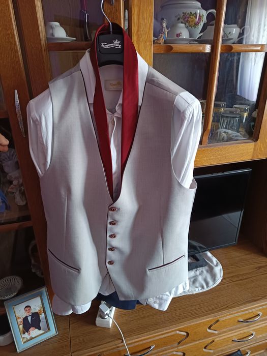 Vând costum folosit o singura data