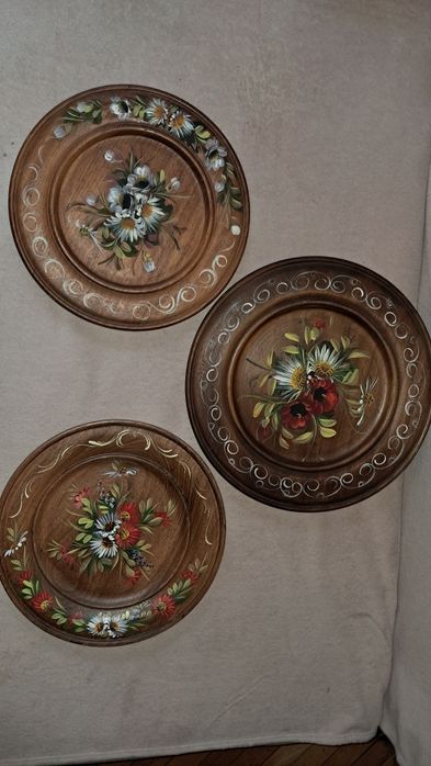 Trei  farfurii foarte mari din lemn , pictate cu motive  florale
