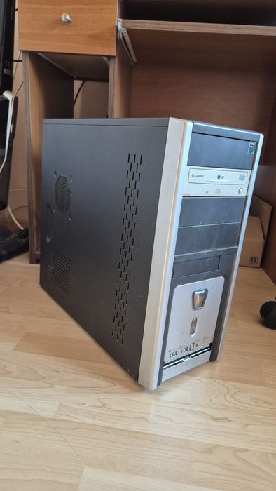 Продавам компютър с монитор