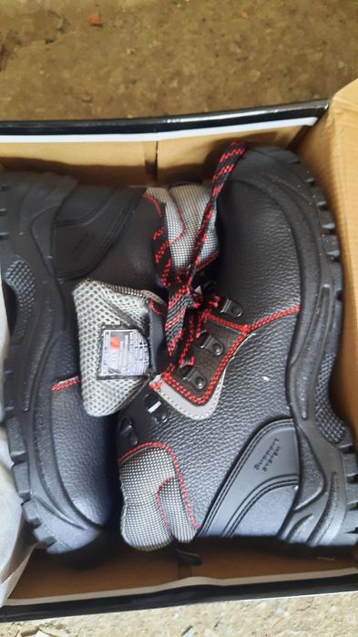 Продам рабочие ботинки