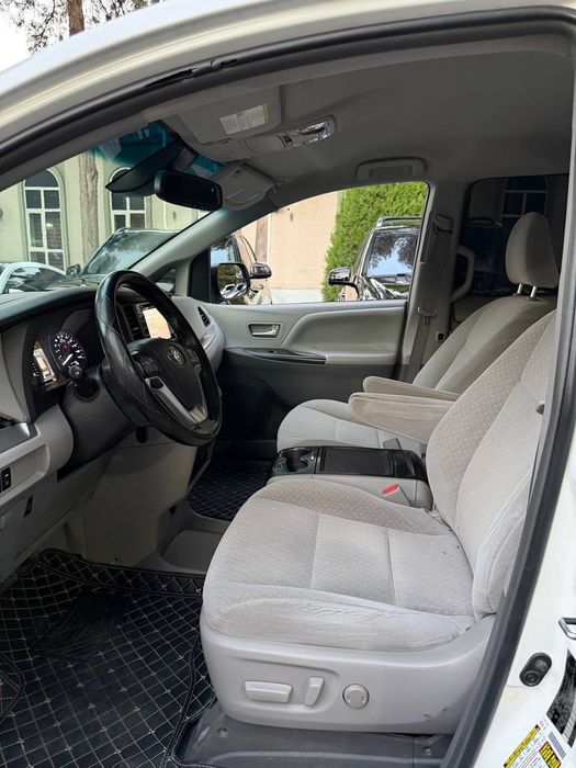 Toyota Sienna 350