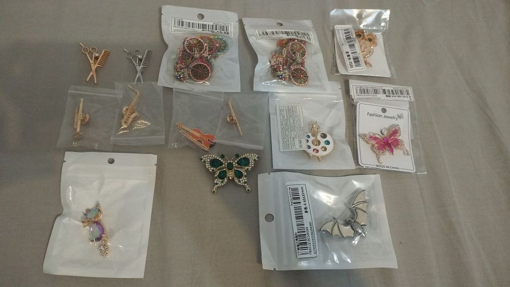 Broșe noi diverse modele.