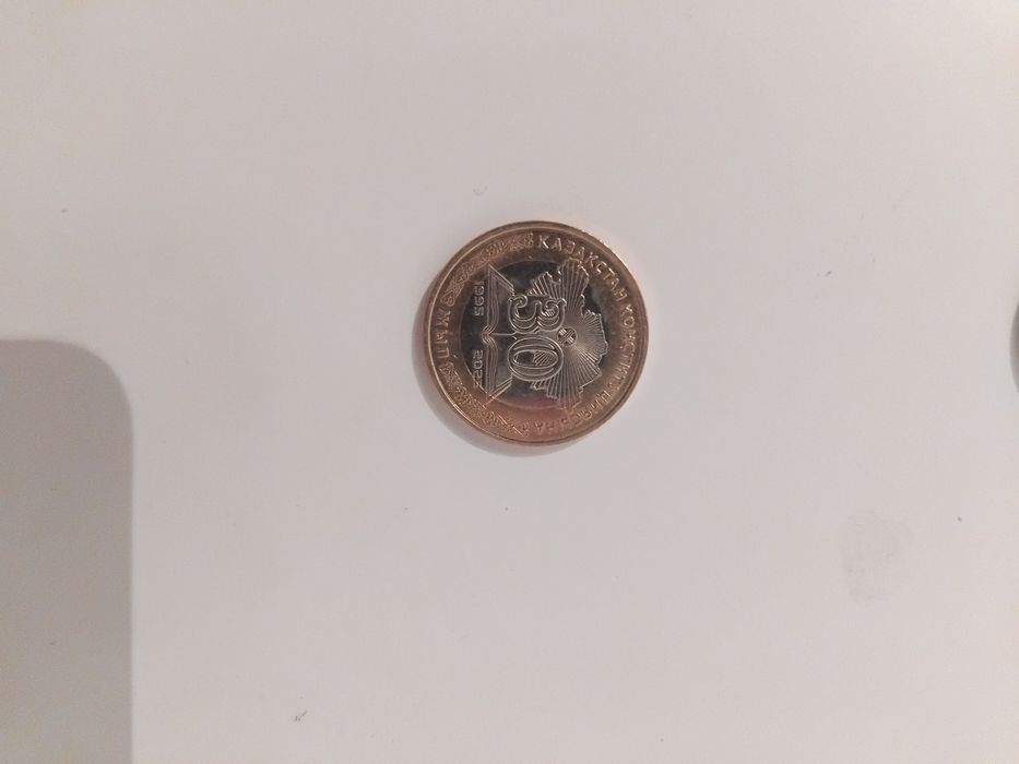 Монета тенге и рубль