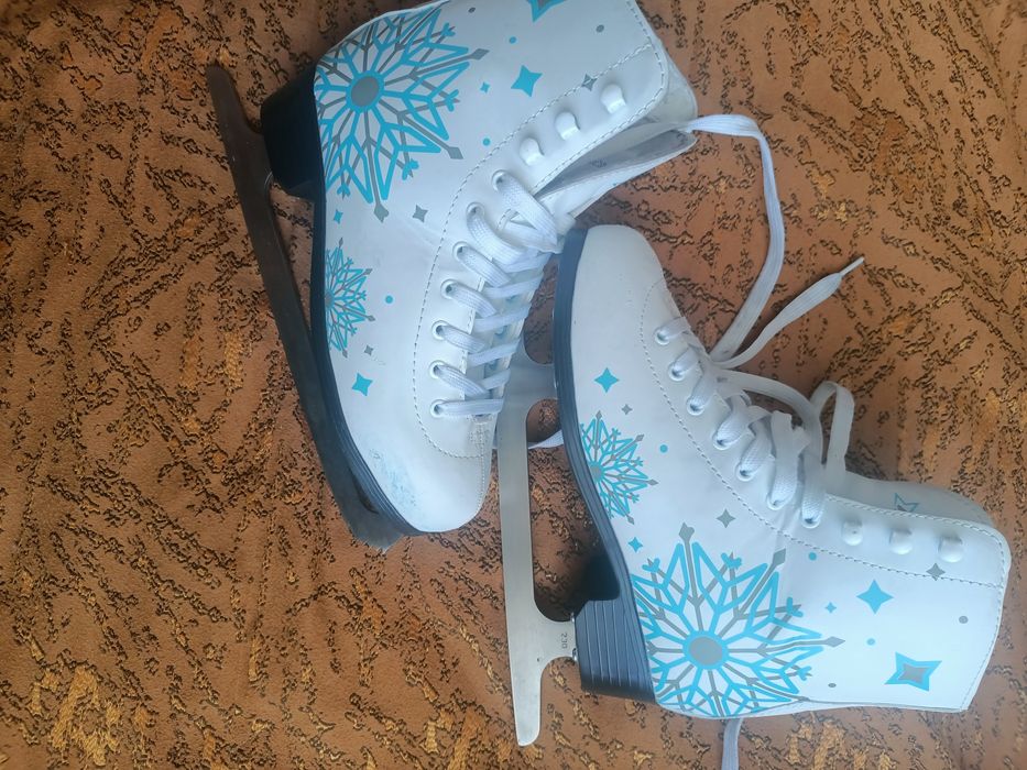 Продам коньки фигурные