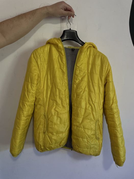 Жълто яке с качулка