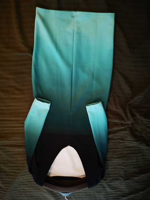 Рокля с гол гръб