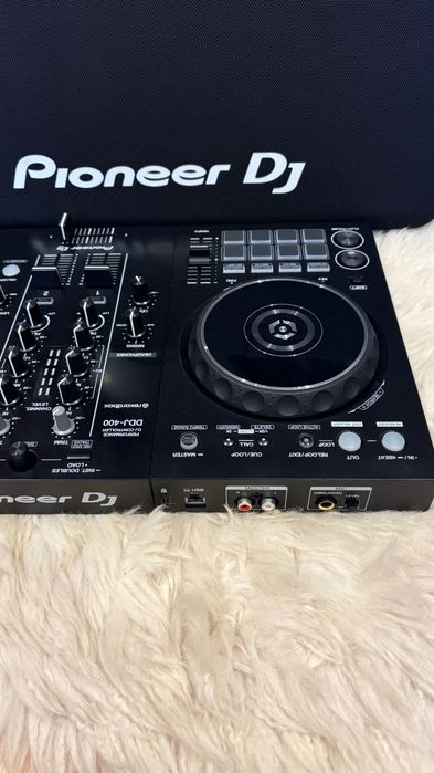 Vând consola Pioneer DJ DDJ-400, folosită de câteva ori în casa.
