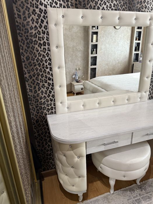 Продам комод с зеркалом