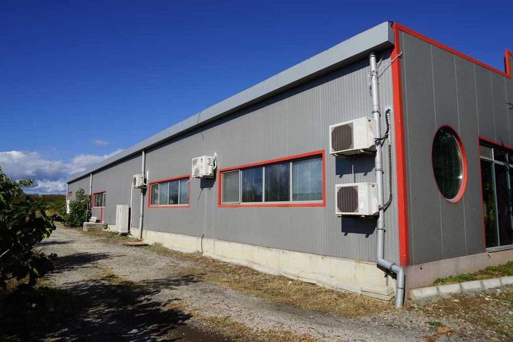 Дава се под наем Промишлена сграда в Карлово - 714 кв.м за 1850 € - Снимка #1