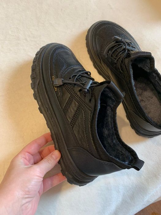 Срочно продам мужские кросовки