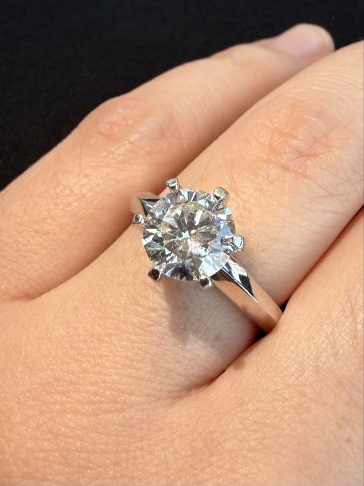 Кольцо с бриллиантом