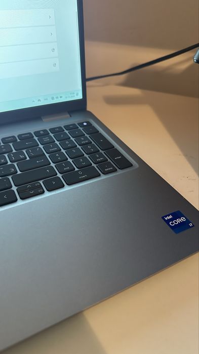 Dell Attitude 5520