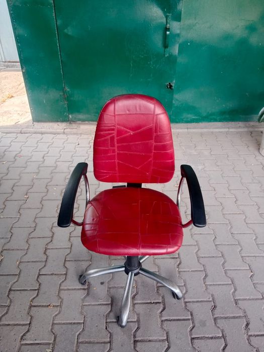 Продам кресло красное