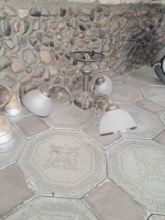 Продам люстры хорошим состояния