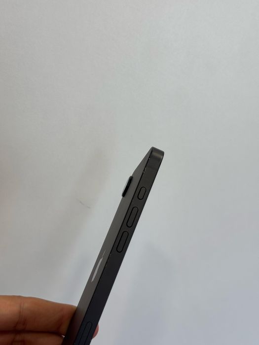 Продавам iPhone 16e 51 цикъла