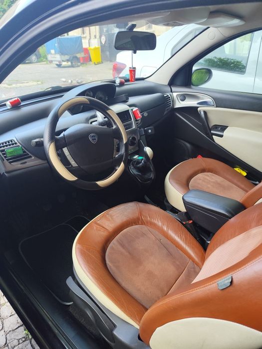Vând lancia ypsilon