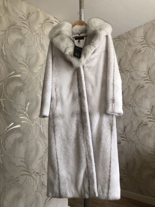 Продам пальто новое с меховым воротником