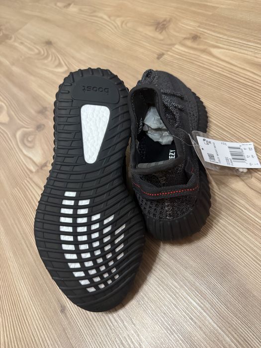 Yeezy 350 noi cu etichete