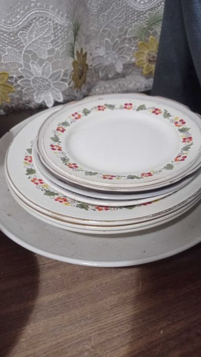 Посуда, тарелки, касушки. Самовывоз. Оплата наличными.