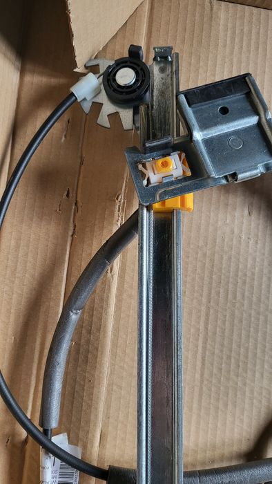 Macara geam față stânga.