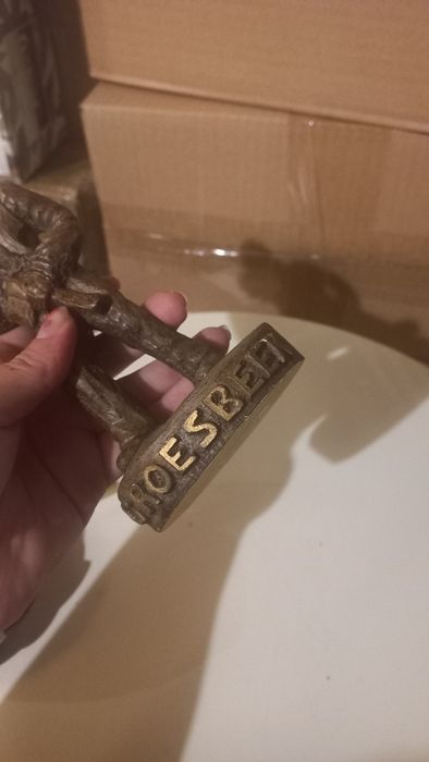 Статуетка на мъж с дърва на рамо