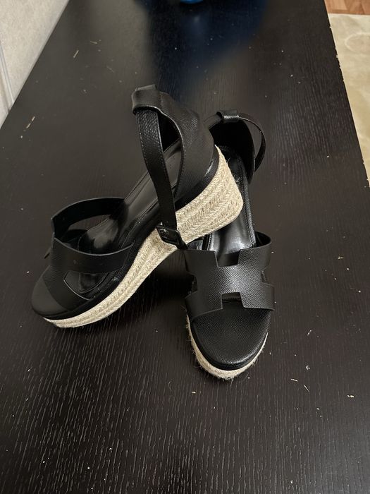 Босоножки и кеды.