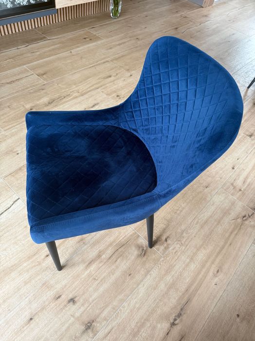 Vând masa cu baza metalică pentru living sau bucătărie și 6 scaune