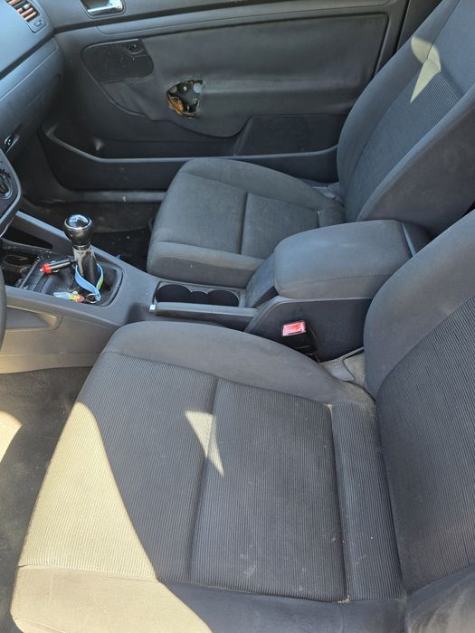 Vând golf 5 pentru dezmembrat