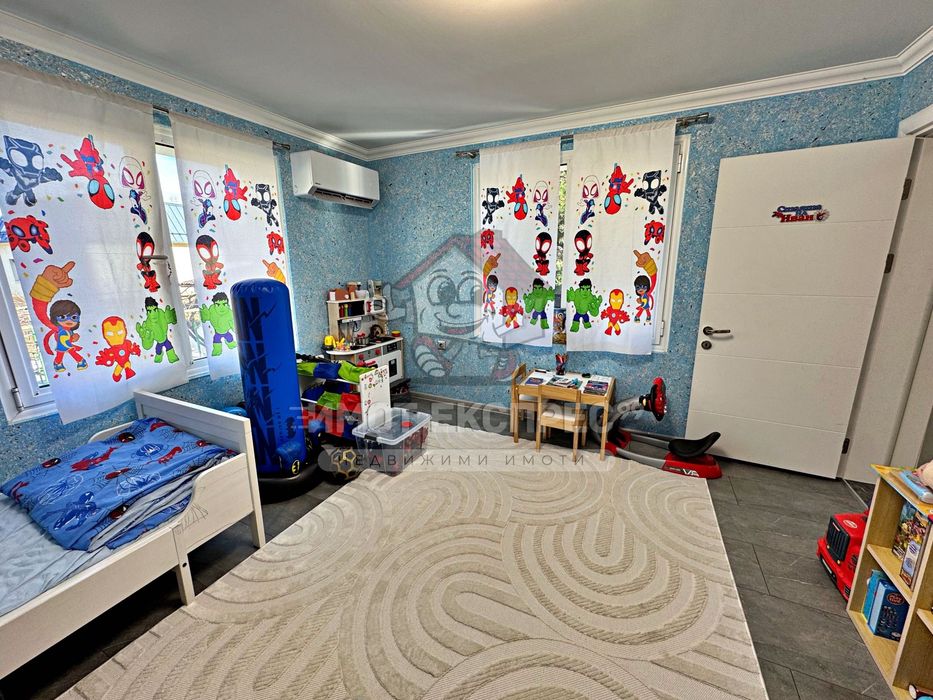 Самостоятелна къща, с двор, кв.Метоха