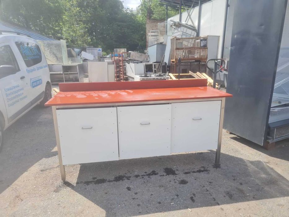 Неутрално кухненско оборудване маси, мивки, шкафове от инокс