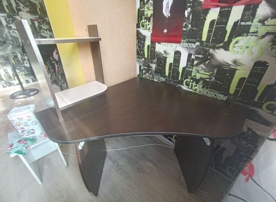 Продам компьютерный стол и шкаф
