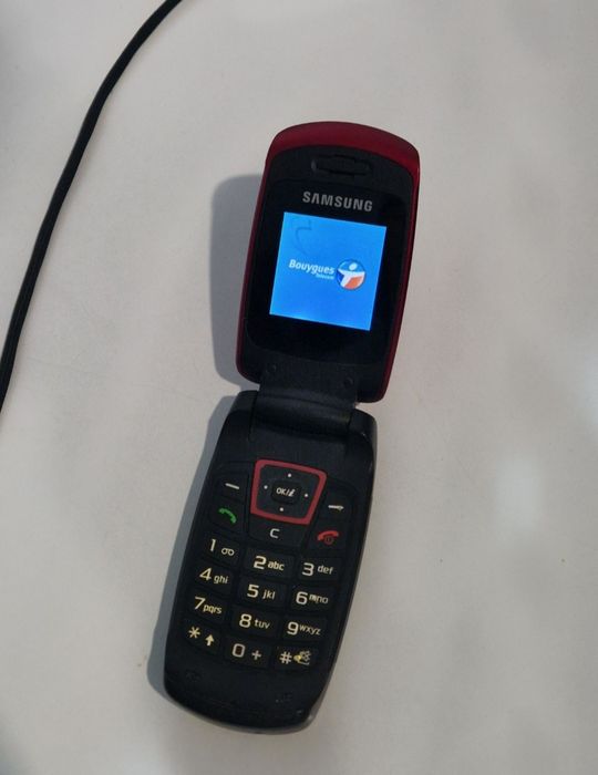Telefon cu clapeta Samsung cu încărcător original