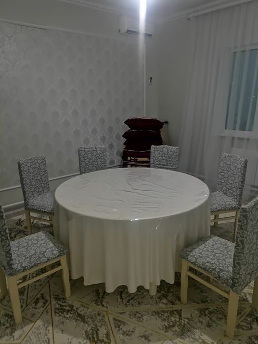 Продаю гостиный стол и стулья