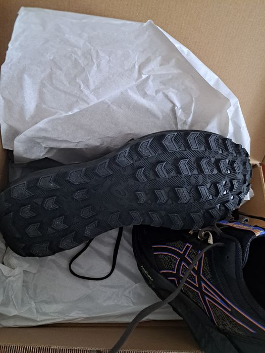 Se vând produs original adidasi Asics nr.47 30 impecabil.