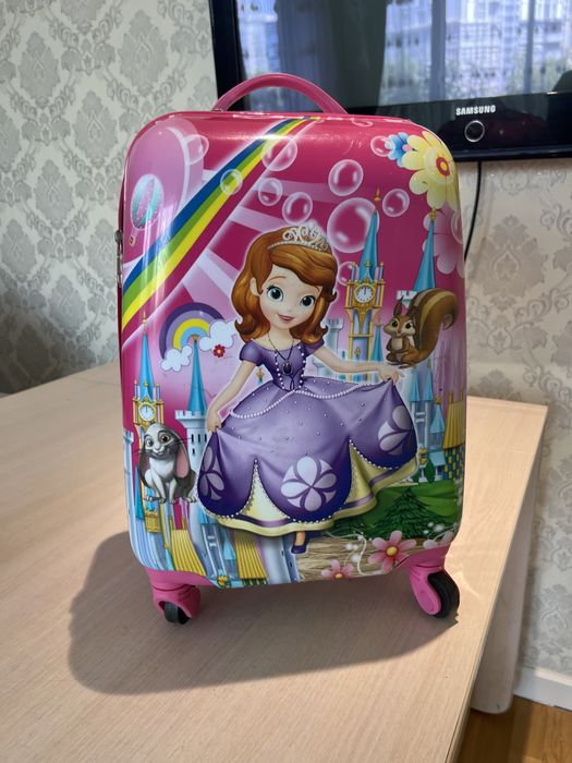 Детский чемодан для девочек розового цвета.