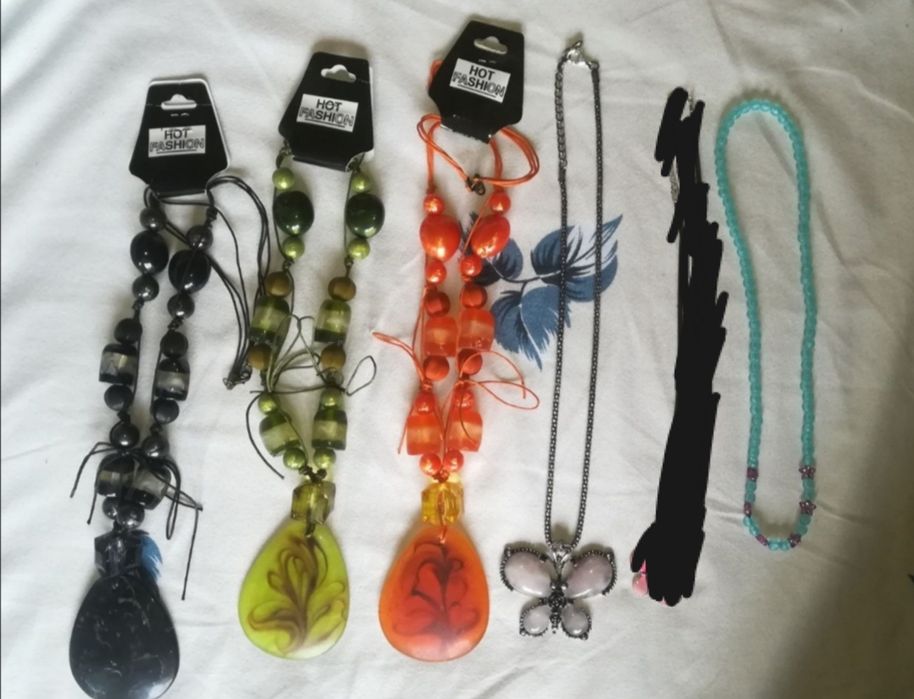 Coliere dama și brățări copii de difere culori și mărimi