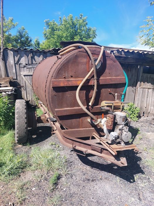 Продам бочку 3 куба с насосом для закачки воды