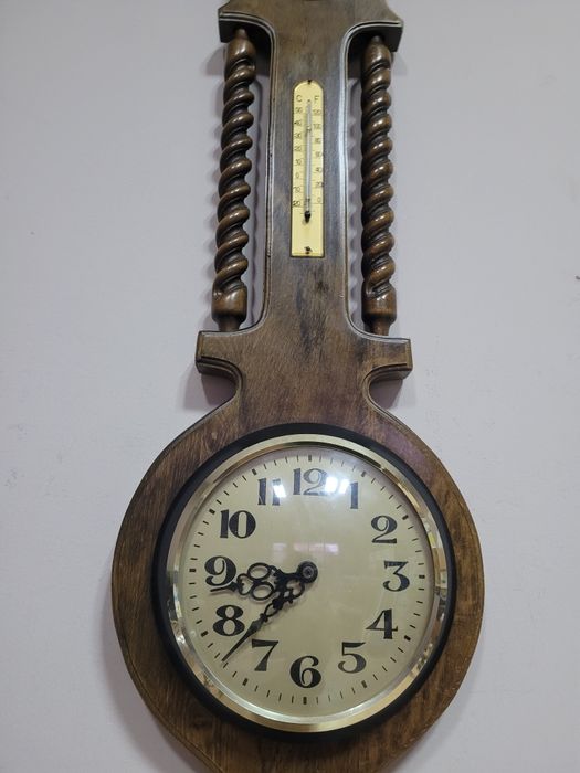 Дървен стенен часовник