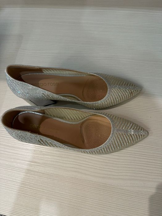 Туфли блестящие.