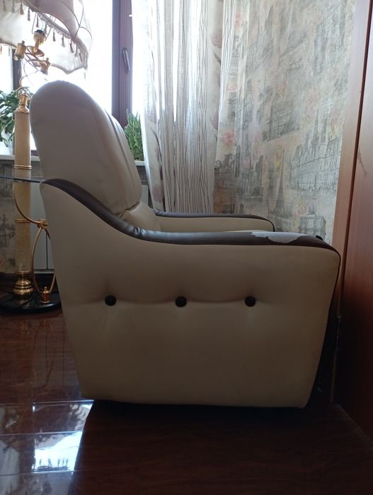 Два кресла  материал кож зам