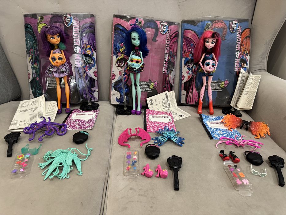 Монстряшки с коробками и аксессуарами