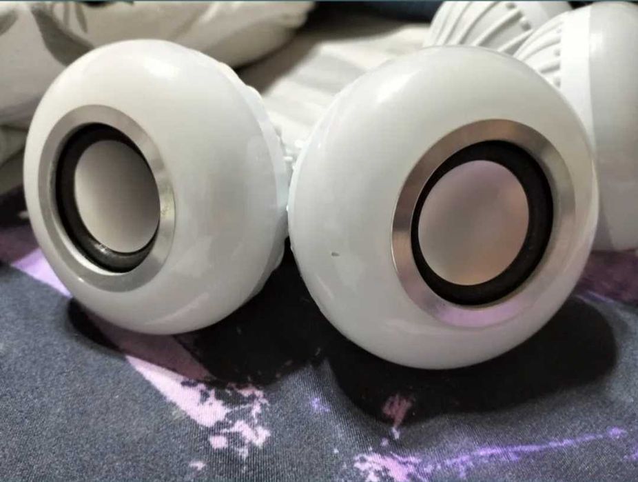 4 Becuri led cu bluetooth și boxa